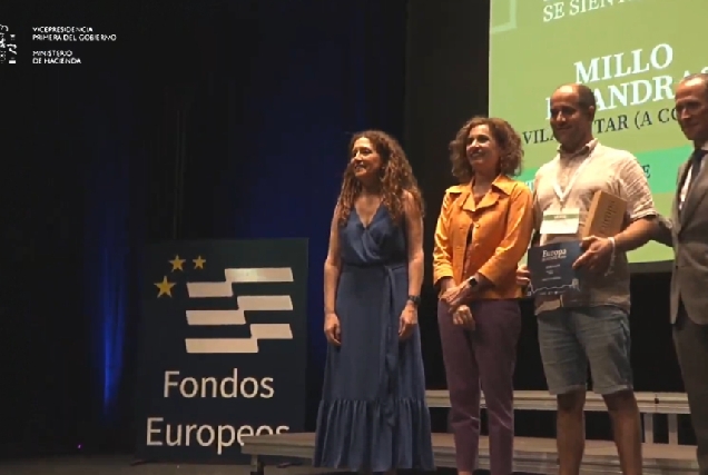 Imaxe da granxa de Vilasantar recibindo o premio de 'Europa se sinte verde'