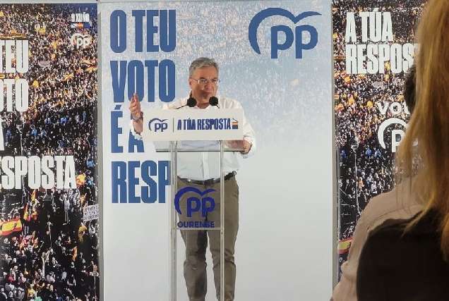 O presidente da Deputación de Ourense, Luis Menor, nun mitin en Verín