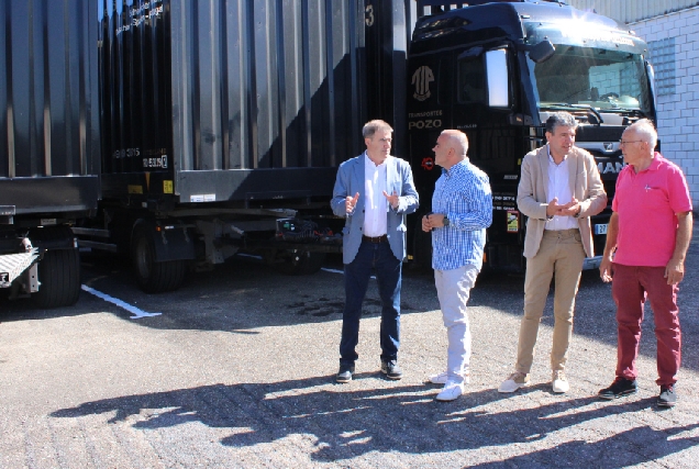 O Delegado da Xunta en Ourense, Manuel Pardo, visita a empresa Transportes Pozo