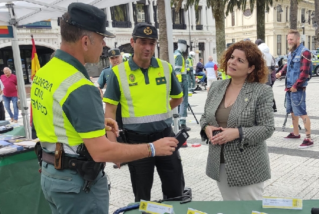 a subdelegada e os policias no 65 aniversario da garda civil de trafico