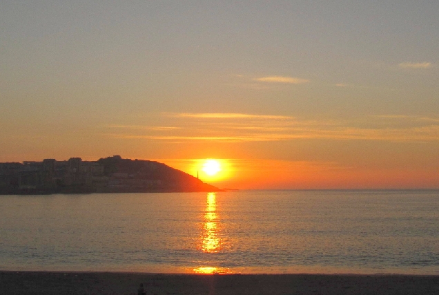 Imaxe da posta do sol dende a praia de Riazor na Coruña