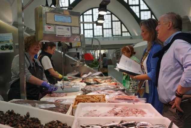 Imaxe da visita do PP da Coruña ao Mercado de San Agustín