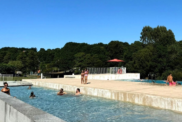 xente-nas-piscinas-de-Vilalba