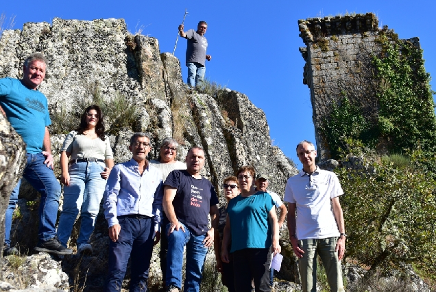 Representantes do BNG de Ourense fronte á Torre de Sande