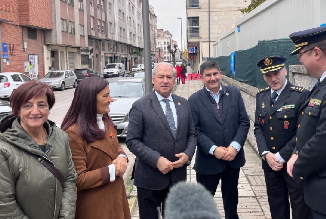 José Tomé e Pedro Blanco supervisan os traballlos da nova comisaría de Monforte