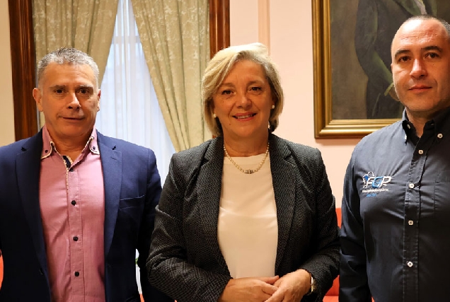 Paula-Alvarellos-recibe-ao-presidente-da-Federación-Galega-de-Piragüismo